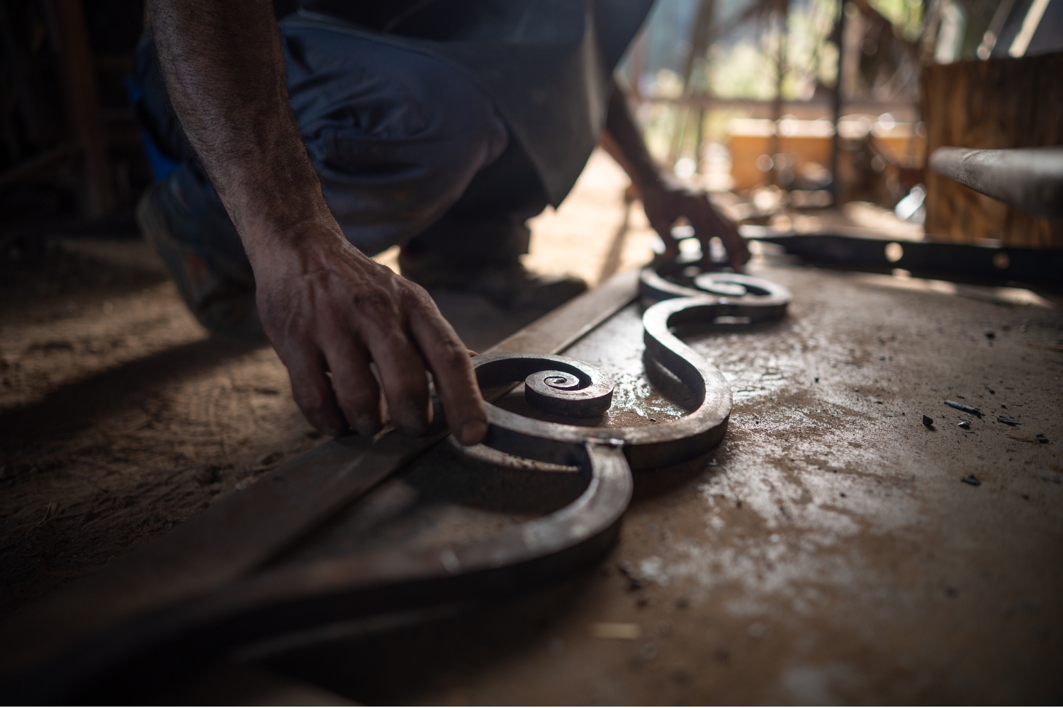 Kinto Art Blog Images curved furniture trend 2025 artisan working on handcrafted iron furniture